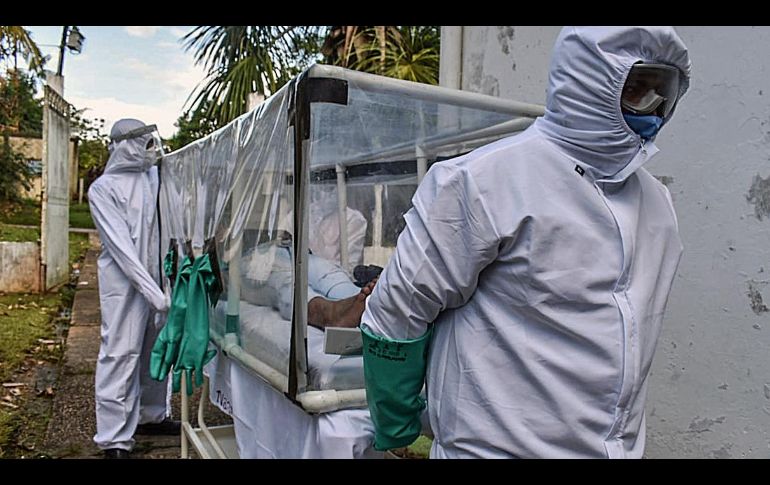 Trabajadores de la salud trasladan a un hospital a un paciente de COVID-19 en Puerto Carreno, Colombia. AFP/T. De Nevo