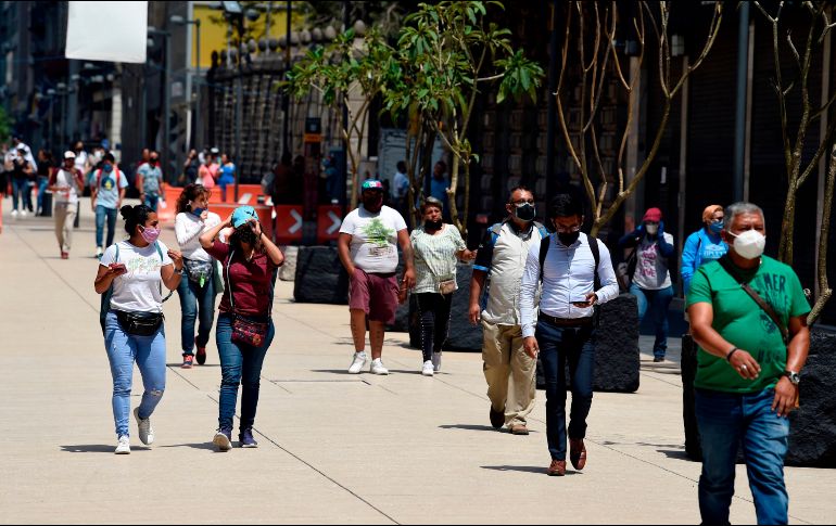 Lo que se planeó como un desconfinamiento controlado fue un caos de gente, tráfico y calles atestadas de paseantes. AFP/A. Estrella