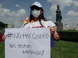 Decenas de pacientes y familiares de personas con cáncer se reunieron ayer en La Minerva para marchar hacia Casa Jalisco, en donde exigieron que se resuelva el desabasto de medicamentos que los afecta desde el año pasado. EL INFORMADOR/G. Gallo