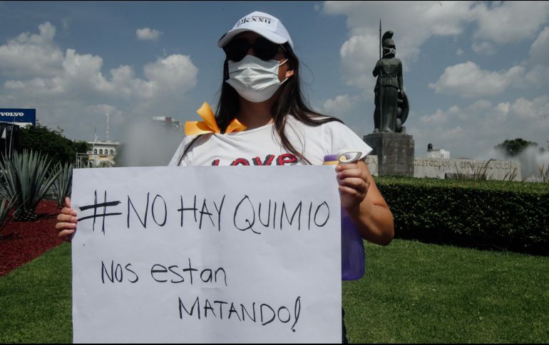 Decenas de pacientes y familiares de personas con cáncer se reunieron ayer en La Minerva para marchar hacia Casa Jalisco, en donde exigieron que se resuelva el desabasto de medicamentos que los afecta desde el año pasado. EL INFORMADOR/G. Gallo