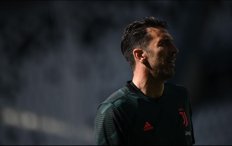 Además de Buffon, Paolo Maldini (647), Francesco Totti (619) y el argentino Javier Zanetti (615) han disputado más de 600 partidos en el futbol de Italia. AFP / M. Bertorello