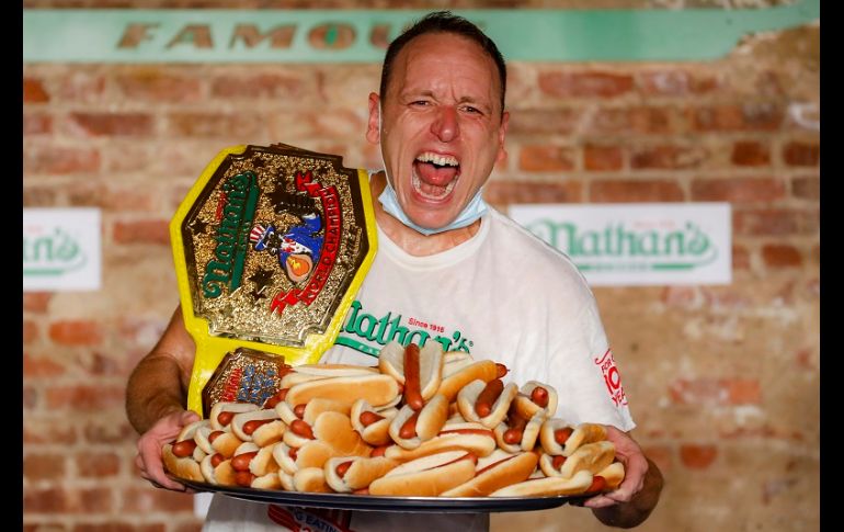 Joey Chestnut y Miki Sudo repitieron como campeones de las divisiones masculina y femenina, respectivamente. AP/J. Minchillo