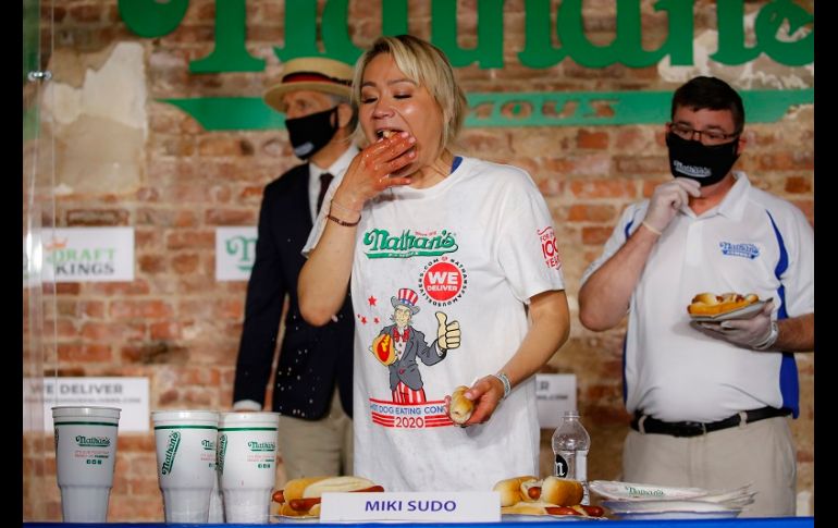 Joey Chestnut y Miki Sudo repitieron como campeones de las divisiones masculina y femenina, respectivamente. AP/J. Minchillo