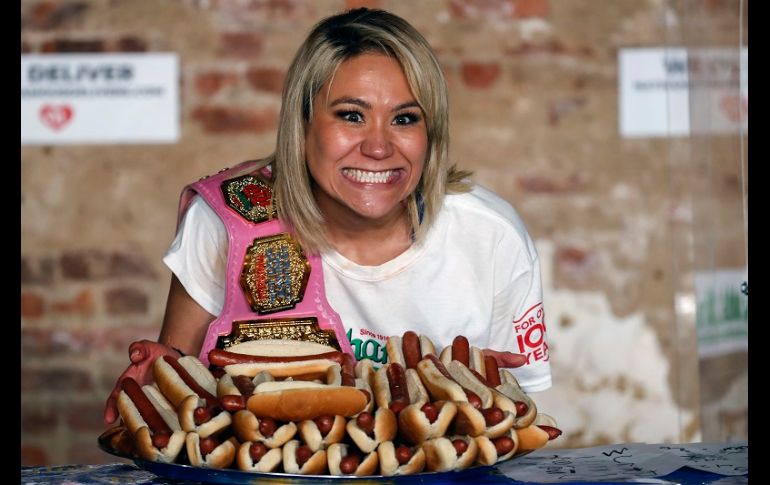 Joey Chestnut y Miki Sudo repitieron como campeones de las divisiones masculina y femenina, respectivamente. AP/J. Minchillo