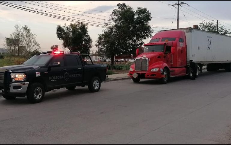 El chofer del tráiler declaró que había sido amenazado con un arma de fuego para entregar el vehículo. ESPECIAL