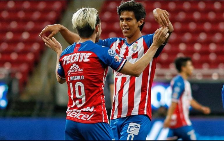 Jesús Angulo y José Juan Macías festejan uno de los goles anotados durante el partido. IMAGO 7