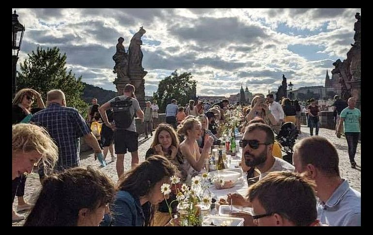 La gente de la capital Checa volvió a ocupar sus calles para celebrar. ESPECIAL/Z. Bergman