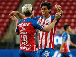 Con goles de José Juan Macías (frente) y Jesús Angulo (espaldas) Chivas obtuvo la victoria y se puso a la cabeza del Grupo 2 con tres puntos. IMAGO7