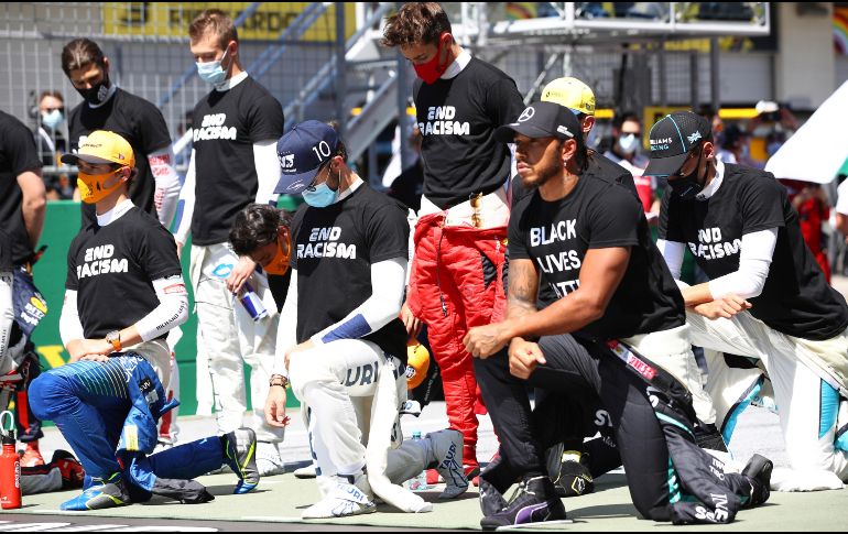 Los pilotos guardaron un minuto de silencio antes de que se interpretara el 'Land der Berge', el himno de Austria. AP / D. Istitene