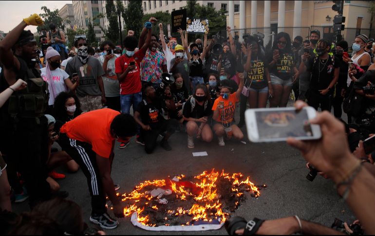 En ciudades como Washington DC, Los Ángeles, Chicago y Nueva York quemaron banderas de Estados Unidos. AP / M. Alerruzzo