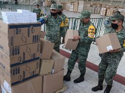 Integrantes del Ejército administran y resguardan insumos médicos para ser distribuidos en diferentes hospitales, en el hangar de la Fuerza Aérea Mexicana en Ciudad de México. EFE/J. Pazos