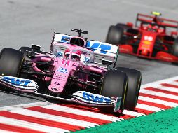 Sergio Pérez (frente) durante la carrera de hoy en Spielberg, Austria. AFP/ M. Thompson