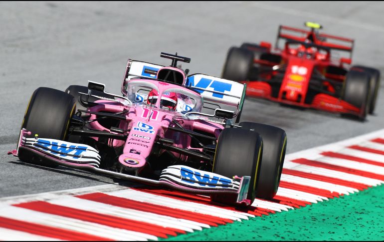 Sergio Pérez (frente) durante la carrera de hoy en Spielberg, Austria. AFP/ M. Thompson
