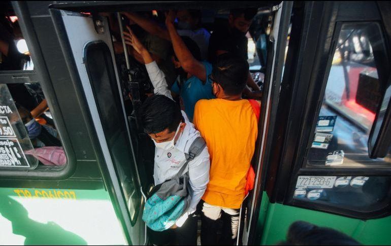 No se han tomado acciones efectivas para aplicar medidas sanitarias y de sana distancia en el transporte público. EL INFORMADOR / ARCHIVO