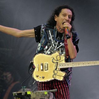 Alex Lora prepara canción dedicada a los muertos por Covid-19