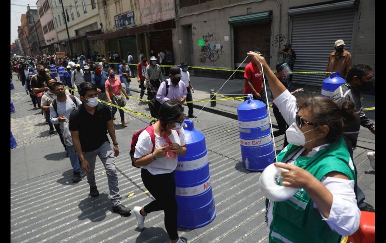 Se formaron largas filas para pasar por los filtros sanitarios. EFE/S. Gutiérrez