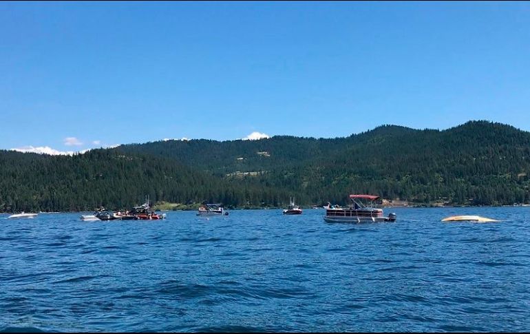 Navegantes señalan a las autoridades a un hidroavión estrellado cerca de Powderhorn Bay. El aeroplano caído se puede ver en el lado derecho de la imagen. AP/S. Hammett-The Spokesman-Review