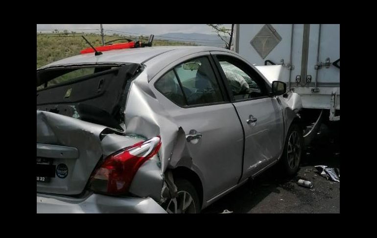 La vialidad en el sitio permaneció parcialmente cerrada en lo que se realizaban las labores de limpieza y rescate. ESPECIAL