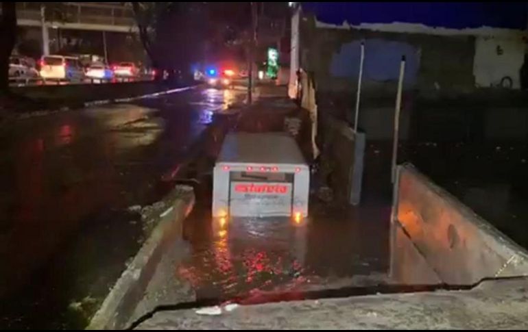 El camión de paquetería cayó en un socavón en avenida López Mateos que había sido reportado en redes sociales desde el año pasado. ESPECIAL