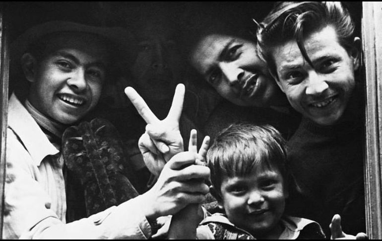 Una familia mexicana cruza la frontera a EE.UU. en 1944 para ocupar trabajos vacantes a raíz de la Segunda Guerra Mundial. GETTY IMAGES