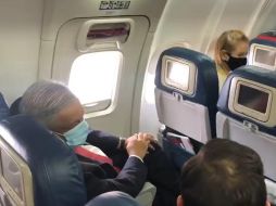 En este viaje, el titular del Ejecutivo porta cubrebocas como medida preventiva ante el COVID-19. TWITTER/ARCHIVO