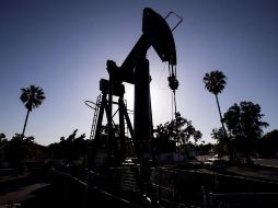 Las reservas estadounidenses de crudo comenzaron a bajar, pero las de productos refinados como la gasolina siguen altas. EFE/ARCHIVO