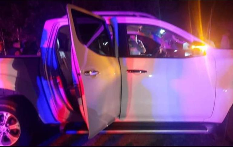 Autoridades localizaron cuatro impactos de arma de fuego en la camioneta y cinco cartuchos a poca distancia de la unidad. ESPECIAL