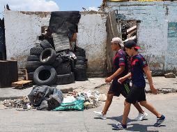 Los vecinos de Oblatos piden a la autoridad que elimine los cacharros y fumigue las casas. EL INFORMADOR/G. Gallo