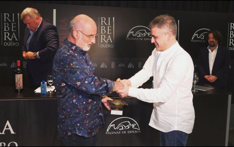 GANADOR. Marcelo Luján (camisa blanca) recibe el Premio de Narrativa Breve Ribera del Duero durante una ceremonia en España. CORTESÍA