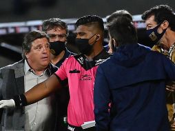 A pesar de ser un partido amistoso, el Piojo, fiel a su estilo, se bronqueó con la banca de los Pumas. ESPECIAL