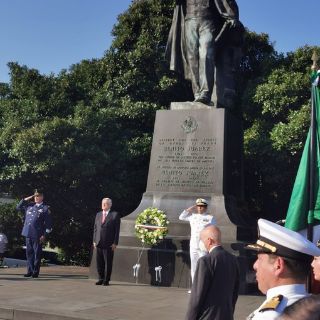 AMLO coloca ofrenda floral en monumento de Benito Juárez en Washington