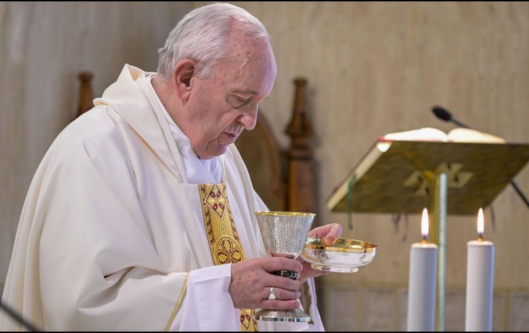 El Papa ofreció una misa en la capilla Santa Marta, con un número limitado de asistentes por la pandemia. AFP /
