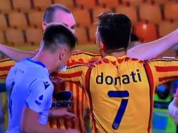 Patric Gabarrón, formado en la cantera del Barcelona, mordió en el brazo a Giulio Donati, del Lecce, cuando su equipo iba perdiendo 2-1 e iba despidiéndose de sus opciones de título. TWITTER