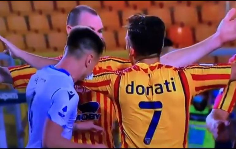 Patric Gabarrón, formado en la cantera del Barcelona, mordió en el brazo a Giulio Donati, del Lecce, cuando su equipo iba perdiendo 2-1 e iba despidiéndose de sus opciones de título. TWITTER