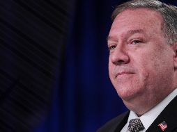 Antes de iniciar la conferencia de prensa, Pompeo da una 