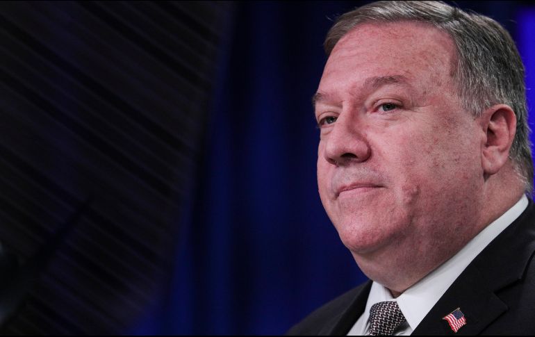 Antes de iniciar la conferencia de prensa, Pompeo da una 