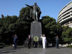 López Obrador (c-i), durante la entrega de una ofrenda floral al monumento a Benito Juárez este miércoles, en Washington, DC. EFE/Presidencia de México