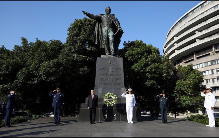 López Obrador (c-i), durante la entrega de una ofrenda floral al monumento a Benito Juárez este miércoles, en Washington, DC. EFE/Presidencia de México