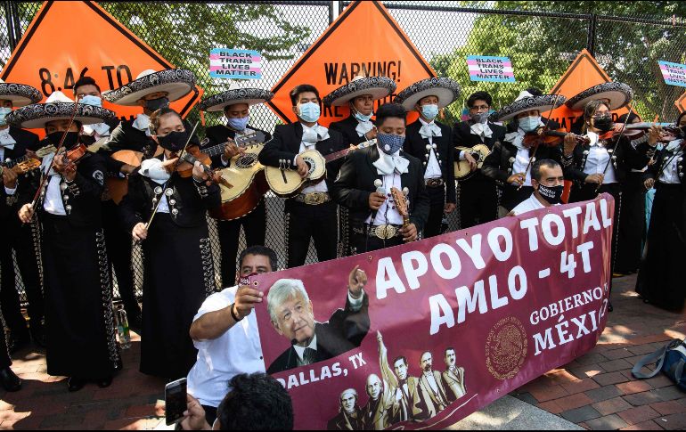 Tras gritar consignas como 