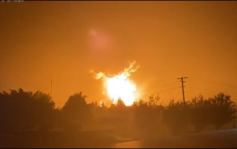 En imágenes difundidas por medios locales se ve una enorme humareda amarilla y una columna de humo negro hacia el cielo. ESPECIAL