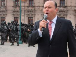 Fotografía del 4 de octubre de 2016 del ex gobernador César Duarte durante su despedida con las fuerzas de seguridad del estado de Chihuahua. EFE/ARCHIVO