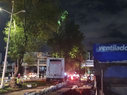 Al principio se utilizó una grúa para 60 toneladas, pero debieron cambiarla por una de mayor carga. ESPECIAL/Bomberos Zapopan