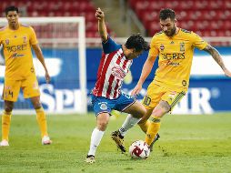 SE LUCE. El atacante galo (der.) anotó los goles que ponen a los felinos en la cima de su grupo. IMAGO7