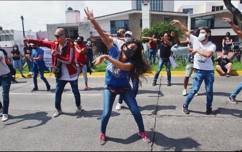 BAILE. Durante la manifestación, los participantes realizaron una clase de salsa. EL INFORMADOR • E. Barrera