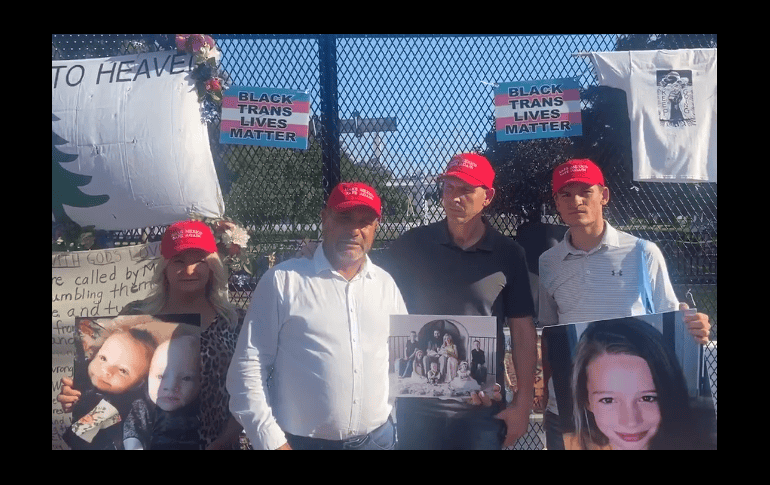 Adrián LeBarón (2 i) y otros familiares se manifestaron ayer frente a la Casa Blanca en Washington. TWITTER@AdrianLebaron