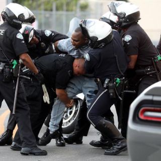 Juez prohíbe a policías involucrados en asesinato de George Floyd hablar del caso