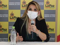 Jeanine Áñez explicó en un video difundido en redes sociales que seguirá trabajando, pues se siente bien y con fuerzas. EFE/L. Reglero