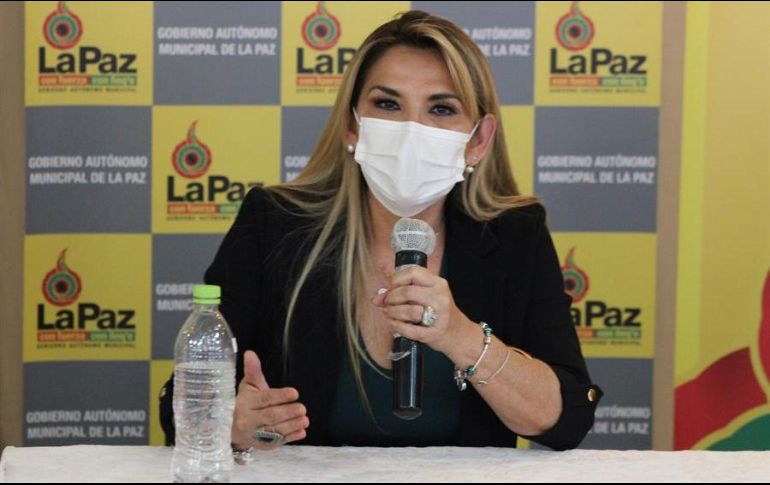 Jeanine Áñez explicó en un video difundido en redes sociales que seguirá trabajando, pues se siente bien y con fuerzas. EFE/L. Reglero