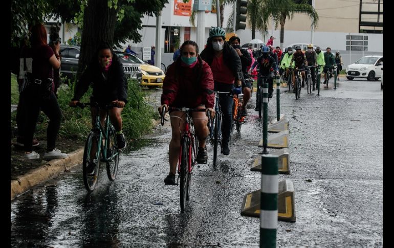Fue hacia las 17:30 horas que los manifestantes tomaron la ciclovía para circular sobre ella. EL INFORMADOR/G. Gallo