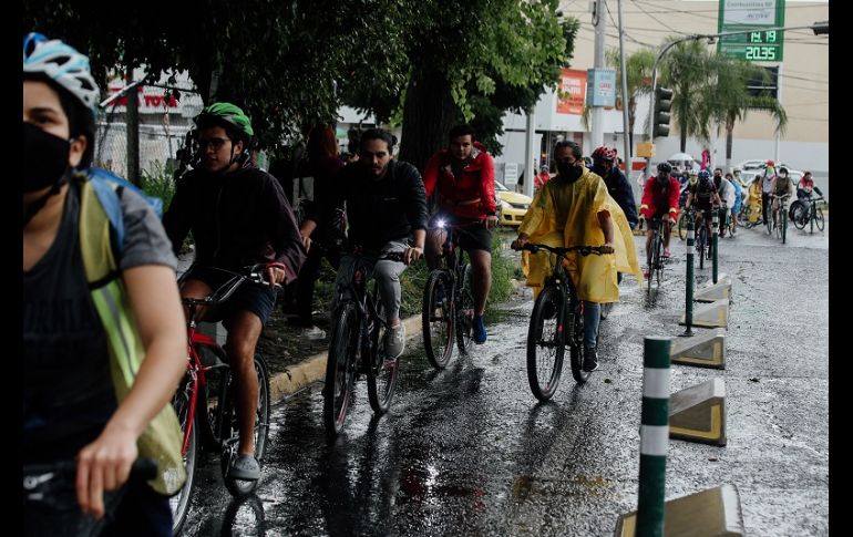 Fue hacia las 17:30 horas que los manifestantes tomaron la ciclovía para circular sobre ella. EL INFORMADOR/G. Gallo